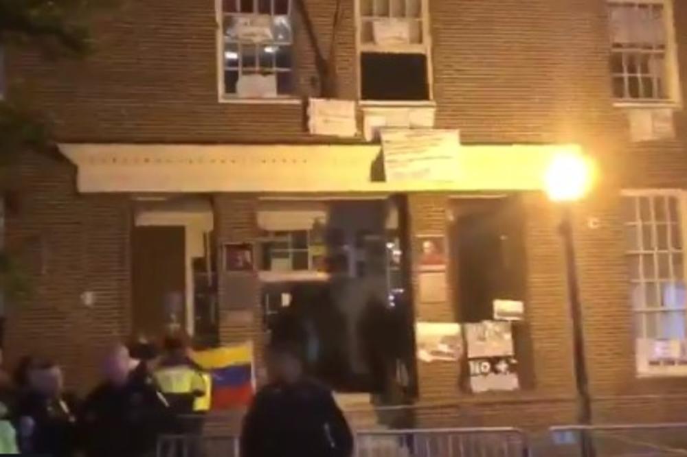 AMERIČKA POLICIJA UPALA U AMBASADU VENECUELE! Aktivisti u VAŠINGTONU pokušavali da je ODBRANE, NAPETO je!