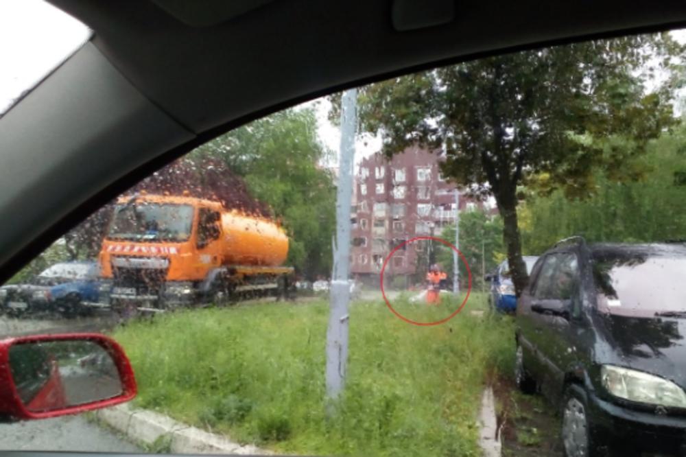 KOLIKO GLUP MORAŠ DA BUDEŠ?! Tviteraš ULOVIO Gradsku čistoću u SUMANUTOJ AKCIJI dok pljušti kiša! (FOTO)