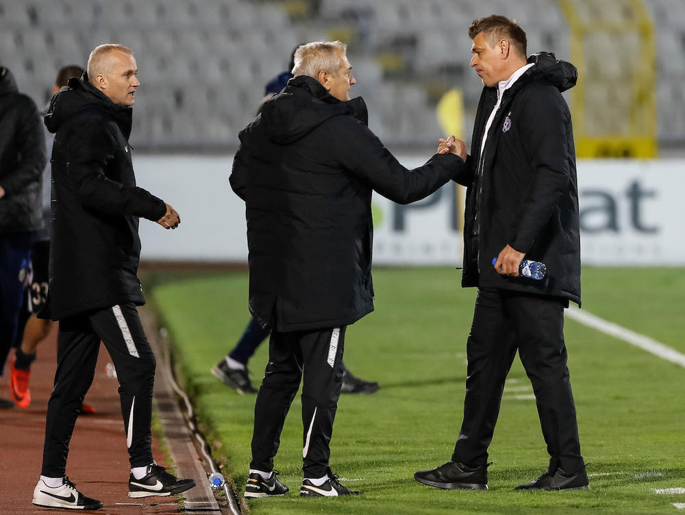 Milan Đuričić u pozdravu sa Savom Miloševićem, iza njega je Cvetković  