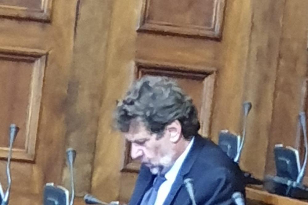 ULJEZ U SKUPŠTINI On je jedini poslanik opozicije koji ne bojkotuje rad parlamenta! Šta mislite, iz koje je stranke