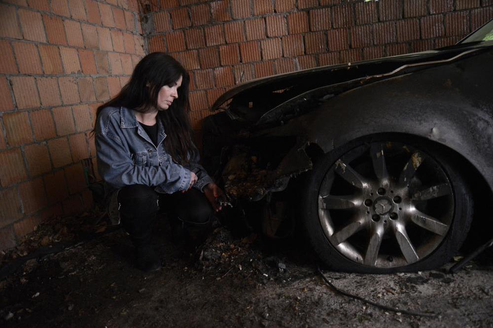JEZIV PRIZOR IZ GARAŽE: Pogledajte fotke SPALJENOG automobila Maje Marijane! Scene kao iz HOROR FILMA