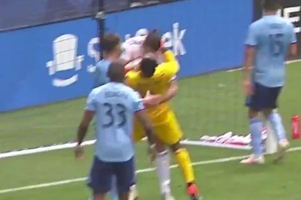 SKANDAL U MLS LIGI: Ibra uhvatio golmana za gušu i oborio ga na zemlju! Sudija mu dao samo žuti...