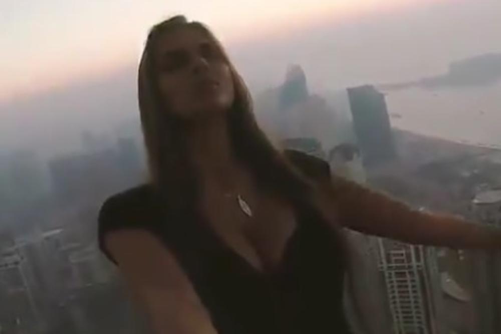 ZGODNA RUSKINJA VISI SA STOTOG SPRATA, ALI VI GLEDATE U NEŠTO DRUGO! Da li je ovo najluđi klip ove godine? (VIDEO)