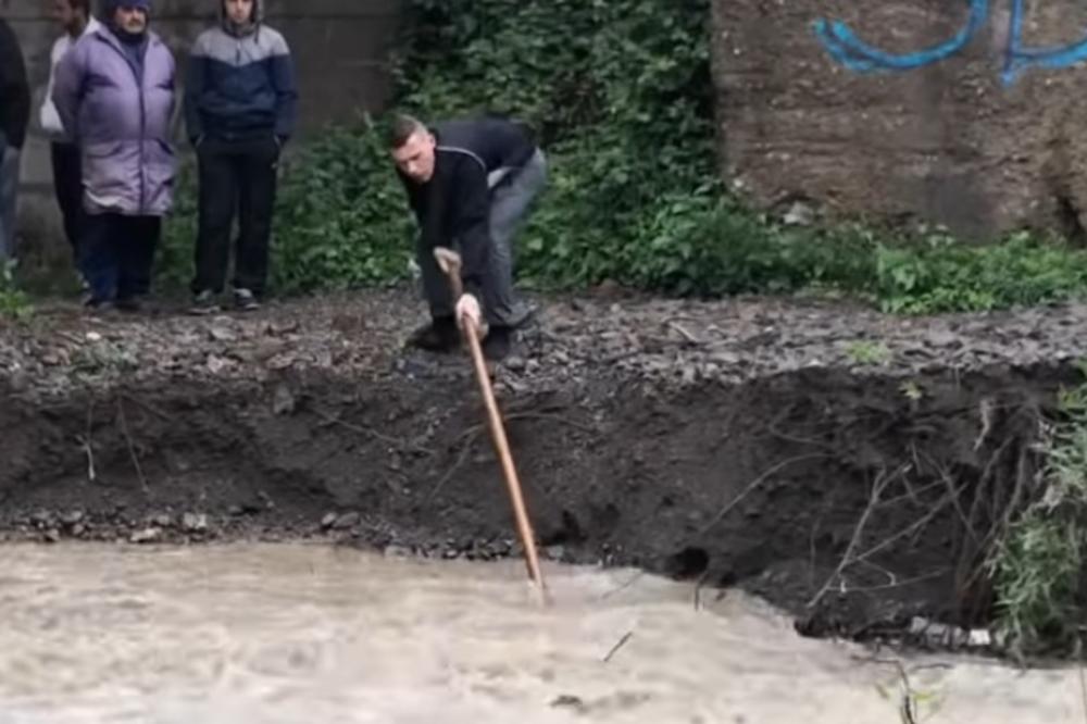 DEČAK (6) UPAO U NABUJALI POTOK! Majka pokušala da ga spasi, ALI NIJE USPELA (VIDEO)