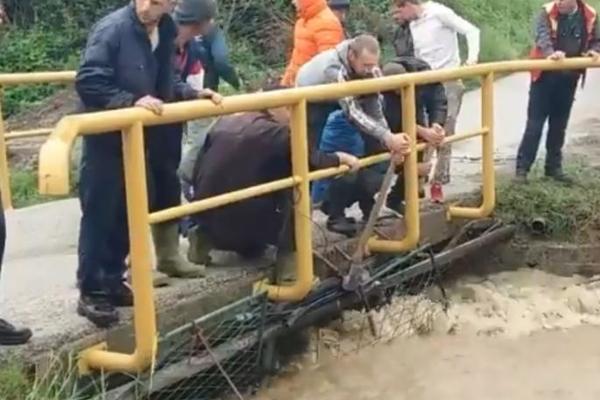 NOVI DETALJI HORORA U BIH: Dečak (6) upao u NABUJALI POTOK! U potrazi pronađen JEDAN predmet! (VIDEO)