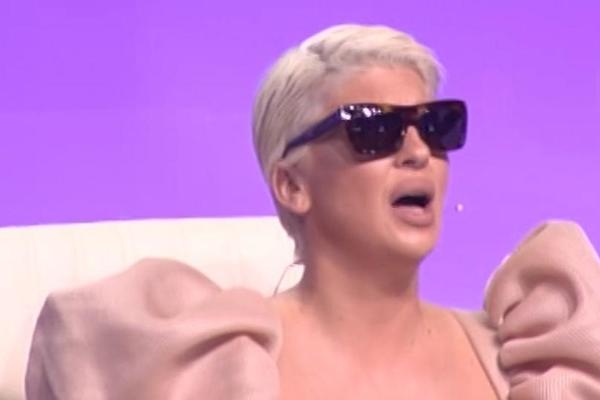 NAMUČILA SE ŽIVA! Karleuša na snimanju Zvede Granda NEPRESTANO radila jednu stvar, svi GLEDALI samo u nju! (FOTO)