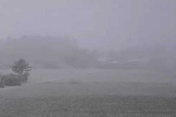 SRBIJA JE POD SNEŽNIM PREKRIVAČEM! Ovo su NAJKRITIČNIJE TAČKE, građani se spremaju za NOVI UDAR