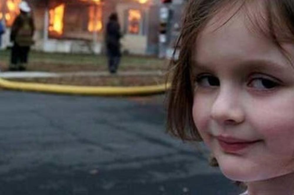 Ona je bila NAJSTRAŠNIJA DEVOJČICA NA SVETU i svi su je zezali zbog ove FOTKE: Danas je odrasla, evo kako IZGLEDA!