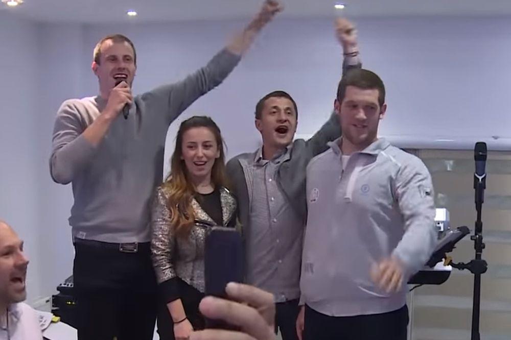 MELEM ZA OČI I UŠI SVAKOG GROBARA: Novica i Sale pevaju Partizanove pesme za ekstazu navijača!