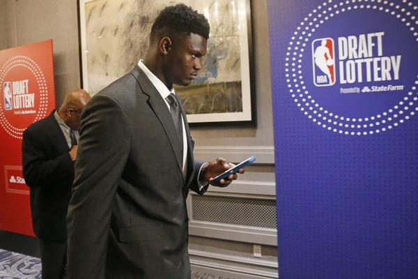 HAVARIJA NA DRAFT LUTRIJI U ČIKAGU: Izvisili Niksi, Sansi i Kavsi! Zajon Vilijamson će u najneočekivaniji klub!