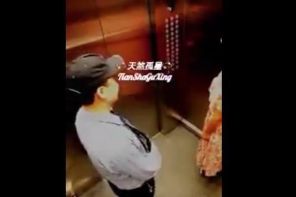 JEZIVA SCENA IZ LIFTA: Mladić se udvarao devojci, a onda ga je snašao sam PAKAO (VIDEO)