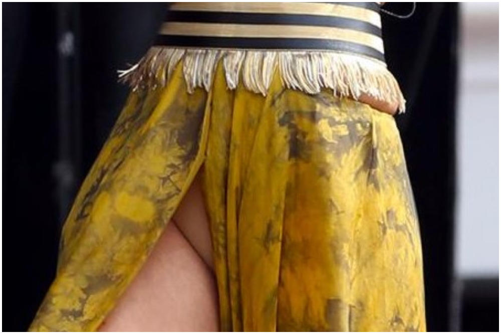 POZNATA PEVAČICA OBUKLA SUKNJU NAOPAČKE? Obožavaoci se ŠOKIRALI kad su videli da ne nosi GAĆICE (FOTO)