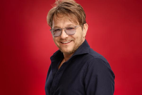 DRAGAN BJELOGRLIĆ IZBEGAVA DA PRIČA O PORODIČNIM VEZAMA: Dve poznate osobe su glumčeve sestre a o tome se NE ZNA!