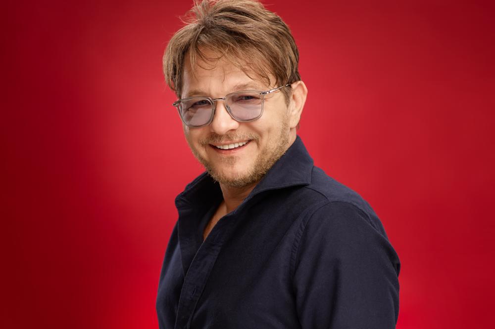 DRAGAN BJELOGRLIĆ JE UPOZNAO SVOJU ŽENU NA SNIMANJU REKLAME ZA NAMEŠTAJ: Ona je bila manekenka, još uvek je bomba!