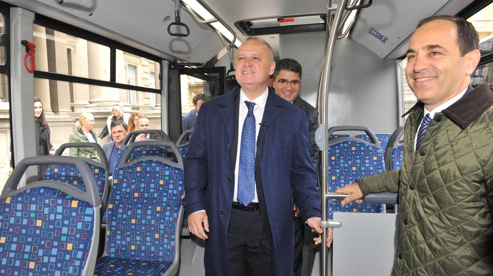 Goran Vesić u BMC autobusu  