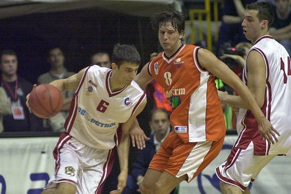 SKAKAO BIH SUDIJI PO LOBANJI, PREBIO FEDERERA, PA SE NAPIO: Dozet briljira na Tviteru i divi se Đokovićevoj igri!