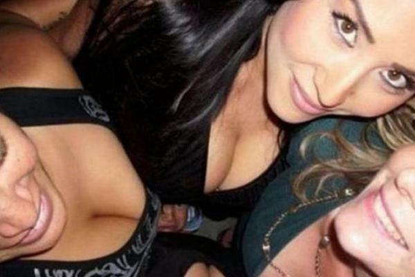 SLIKALE SU SVOJE BUJNE GRUDI, ALI JEDAN DETALJ JE ZGROZIO SVET: Pažljivo pogledajte sliku! (FOTO)