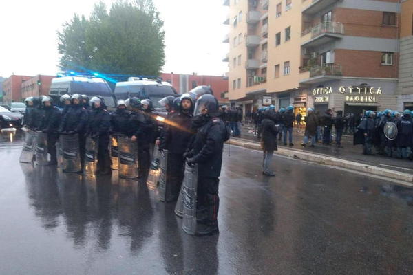 NAVIJAČI NAPALI POLICIJU I ZAPALILI IM AUTO: Haos na ulicama - letele flaše, suzavci i baklje!