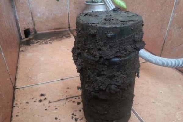 NAIŠAO JE NA RUPU U SVOM DVORIŠTU: Počeo je da kopa da vidi šta se U NJOJ NALAZI, a onda GORKO ZAŽALIO! (FOTO)