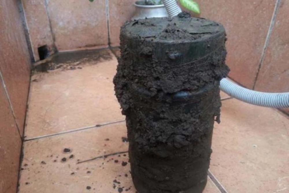 NAIŠAO JE NA RUPU U SVOM DVORIŠTU: Počeo je da kopa da vidi šta se U NJOJ NALAZI, a onda GORKO ZAŽALIO! (FOTO)