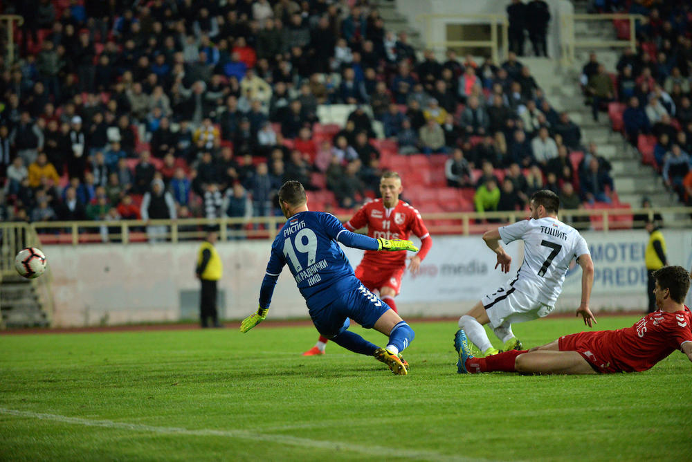 Zoran Tošić postiže gol protiv Radničkog