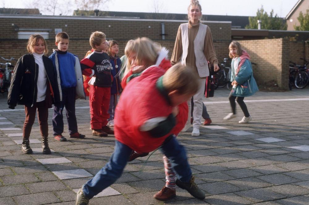 STRAHOTA U NIŠU: Devojčice PRETUKLE dečaka u dvorištu škole, RODITELJI gledali i smejali se!