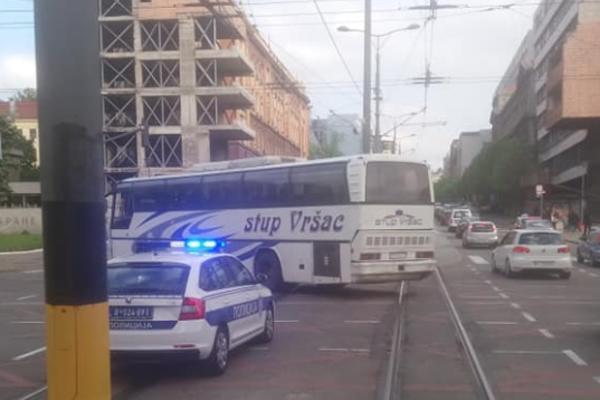 AUTOBUS JE NAPRAVIO OZBILJAN PREKRŠAJ ISPRED VLADE SRBIJE: Policija je bila tu, EPILOG JE NEOČEKIVAN (FOTO)