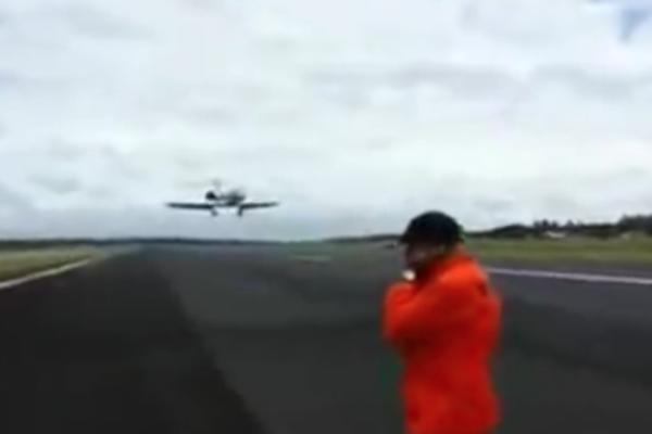 RADNICI POPRAVLJALI PISTU, A ONDA JE NAIŠAO AVION: Ovaj snimak je stvarno teško gledati! (VIDEO)