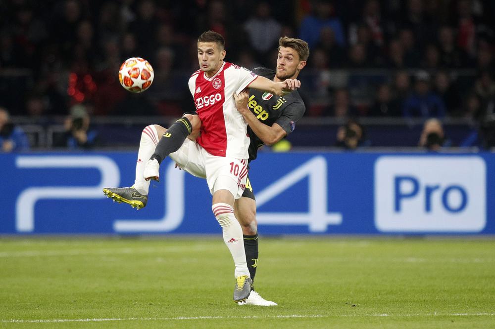 DUŠAN TADIĆ BACIO NAVIJAČE U REBUS: Znači li ovo da neće ostati u Amsterdamu?