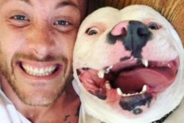 OBJAVIO JE SELFI SA SVOJIM PSOM, A NIJE NI SANJAO DA ĆE SE OVO DESITI: Njegov drug je odmah pozvao POLICIJU! (FOTO)