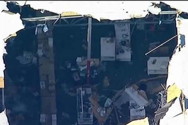 AMERIČKI BORBENI AVION SE SRUŠIO PRAVO NA SKLADIŠTE VOJNE BAZE! Pilot uspeo da iskoči! (VIDEO)