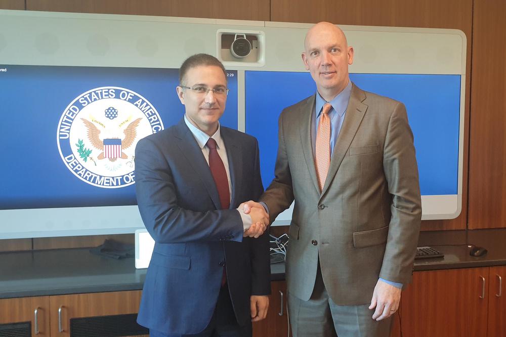 DOBRE VESTI ZA SRBIJU! Sve će vam biti jasno kad vidite KO JE ČOVEK S KOJIM SE RUKUJE NEBOJŠA STEFANOVIĆ! (FOTO)