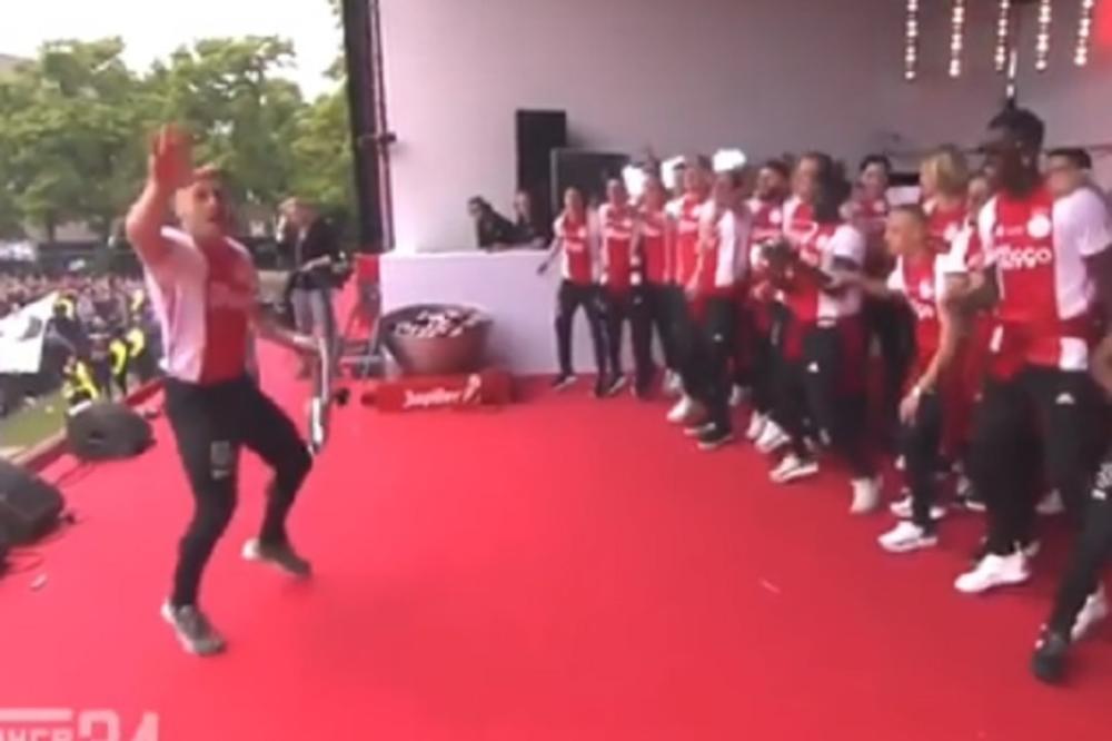 FEŠTA U AMSTERDAMU, SRBIN U GLAVNOJ ULOZI! Navijači Ajaksa uglas: Tadić's on fire! Tada je šou mogao da počne!