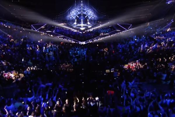 NEZAPAMĆENA TRAGEDIJA NA EVROVIZIJI: Poginuo čovek! Smrskala ga rasveta!