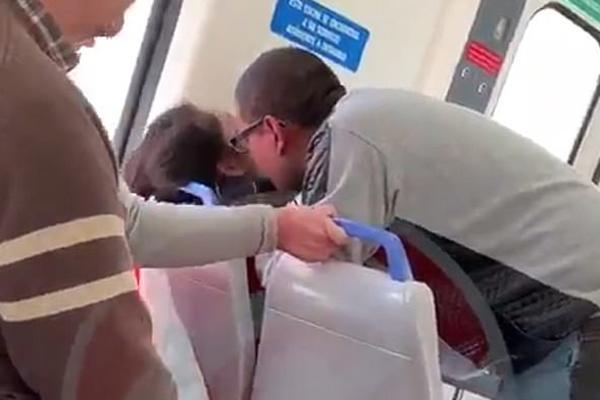 SNIMLJENO ISTERIVANJE ĐAVOLJA U VOZU! Žena je počela da vrišti i krivi se, a onda joj je prišao ON sa MOLITVAMA