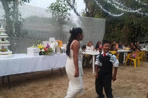 UDALA SE ZA DEČAKA? Javnost zgrozile fotografije sa ove svadbe, ali onda je otkrivena PRAVA ISTINA!