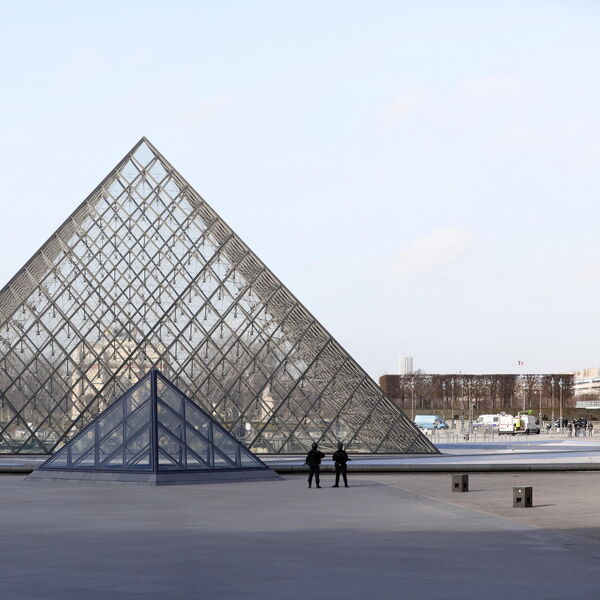 Došli skuterom, u muzej se ušunjali TERETNIM LIFTOM: Novi detalji filmske pljačke Luvra, odneli pravo bogatstvo