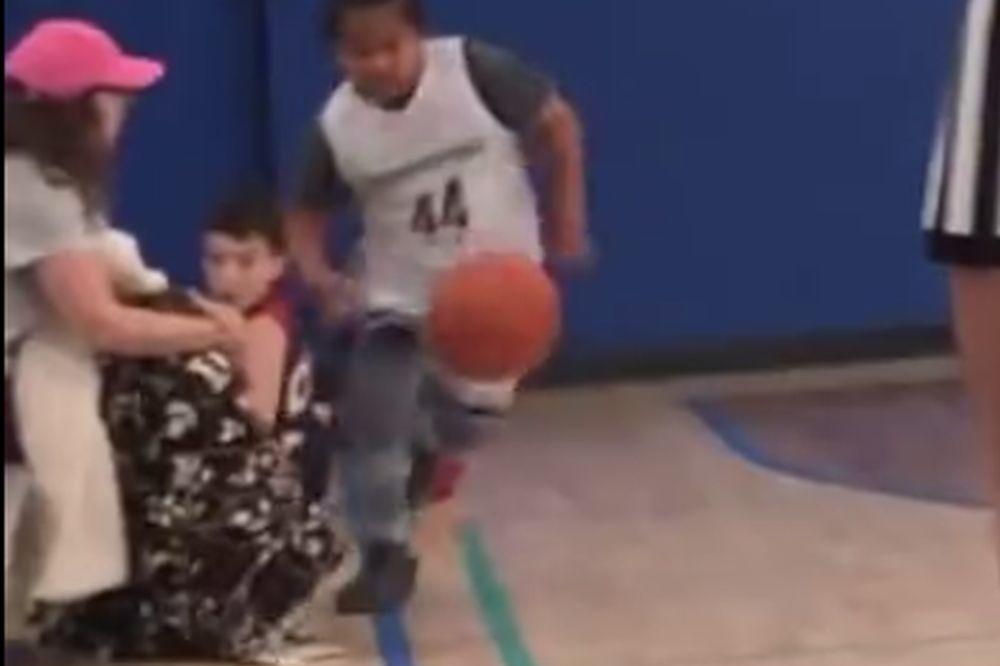 OVO JE ZA GOLI OTOK: Majka džukački saplela klinca iz protivničkog tima!