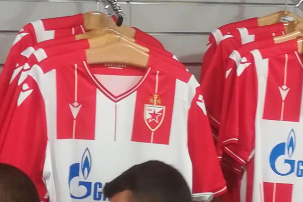 ZVEZDA PROMOVISALA NOVI DRES: Druženje fudbalera sa fanovima proteklo u sjajnom raspoloženju!