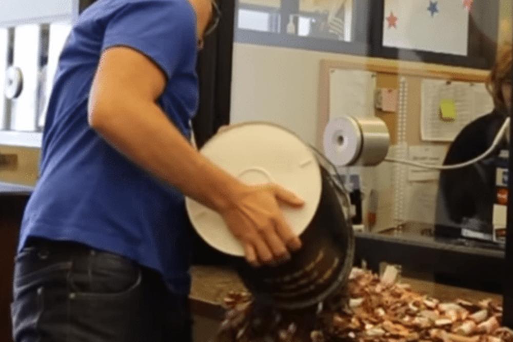 DOŠAO JE DA PLATI KAZNU ZA PREBRZU VOŽNJU: Način na koji se osvetio državi je ŠOKIRAO žene na šalteru! (VIDEO)