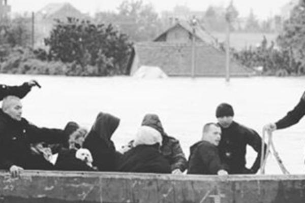 NEPOKRETNOG OCA JOJ VUKLE SPECIJALNE JEDINICE: Od užasa od pre pet godina pevačica se i dalje nije oporavila JEZIVO