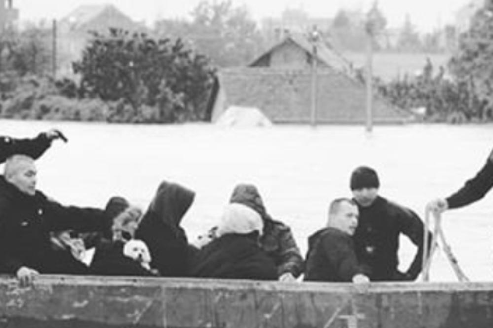 NEPOKRETNOG OCA JOJ VUKLE SPECIJALNE JEDINICE: Od užasa od pre pet godina pevačica se i dalje nije oporavila JEZIVO