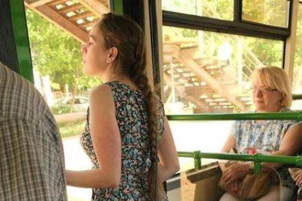 ŽENA U BEOGRADSKOM AUTOBUSU STAJALA KOD VRATA, ALI SVI SU GLEDALI U NJENE NOGE: Nisu mogli da veruju! (FOTO)