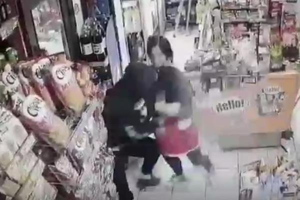 RAZBOJNIK NA VOŽDOVCU PRETIO RADNICI NA TRAFICI NOŽEM: Ukrao 6.000 dinara pa bežao koliko ga NOGE NOSE!