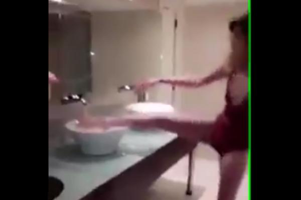 HTELA JE DA OPERE NOGE U LAVABOU: Brzo se setila zbog čega se to inače ne radi (VIDEO)