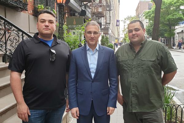 NEBOJŠA STEFANOVIĆ SE U NJUJORKU SLIKAO SA OVIM KRŠNIM MOMCIMA: Bićete PONOSNI kad saznate ko su oni!