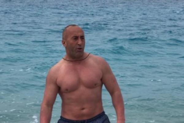 HARADINAJ SE SKINUO GO I TRAŽIO DA GA SLIKAJU: Čovek umislio da je Putin! (FOTO)