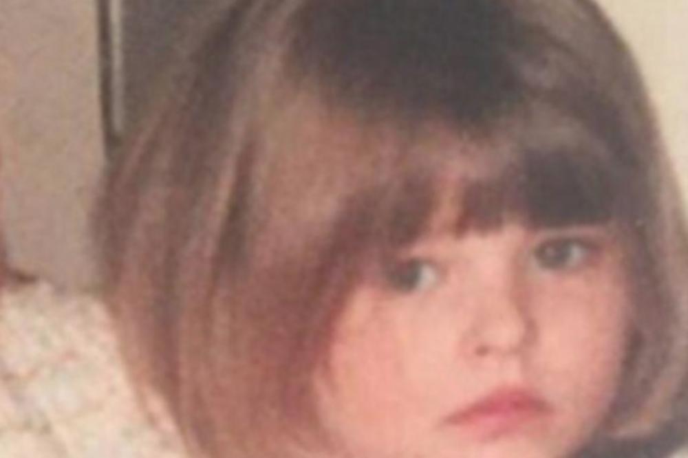 MOŽETE LI DA POGODITE KO JE OVA DEVOJČICA? Danas je poznata zavodnica i ne postoji muškarac koji bi joj rekao - NE!