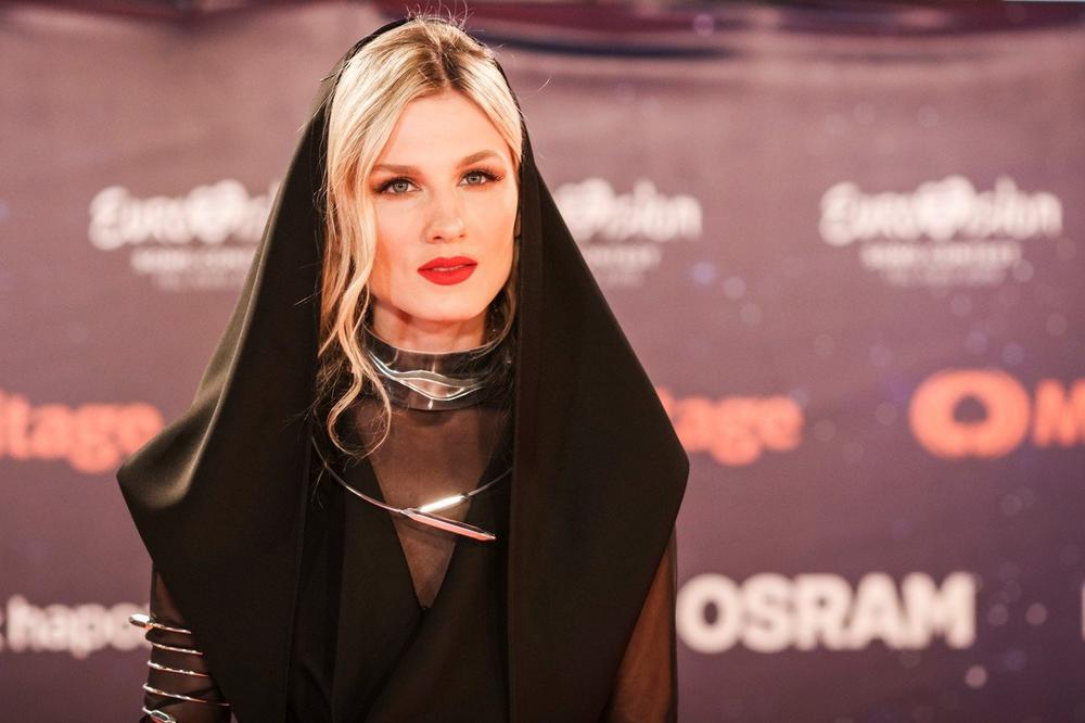 NEVENA BOŽOVIĆ BEZ IMALO PREMCA POENTIRALA O GRUPI HURRICANE:Pevačica ZABRINUTA,progovorila o nastupu na Evroviziji