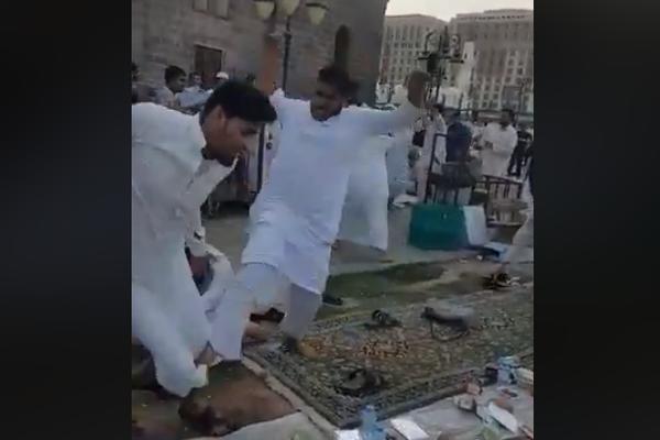 MUSLIMANI POLUDELI POSLE RAMAZANA, PA SE POTUKLI ZBOG HRANE: Krvnički napali jedni na druge ISPRED DŽAMIJE! (VIDEO)